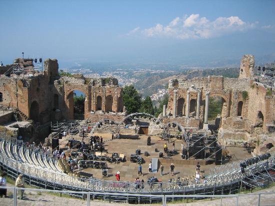 Древний театр в Таормине - туристический символ Сицилии