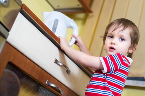 Как уберечь маленького ребенка от опасностей в доме