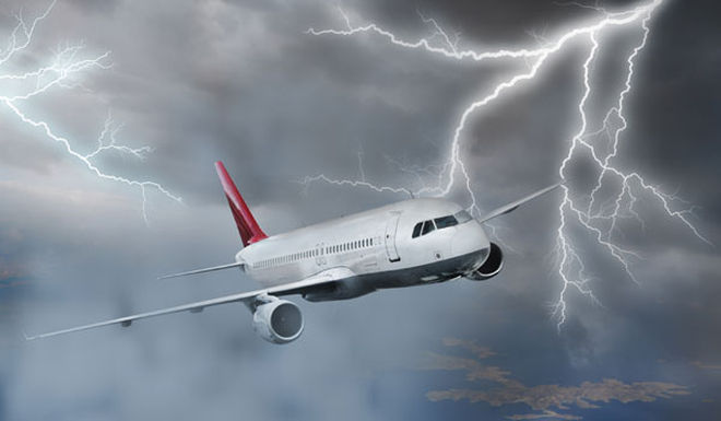 Опасна ли молния для самолета